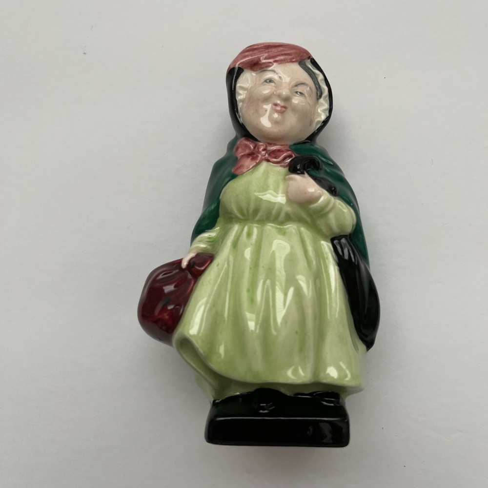 FIGURINE : Royal Doulton
Mrs. Sairey Gamp" 4 1/4" Miniature Bone Chine